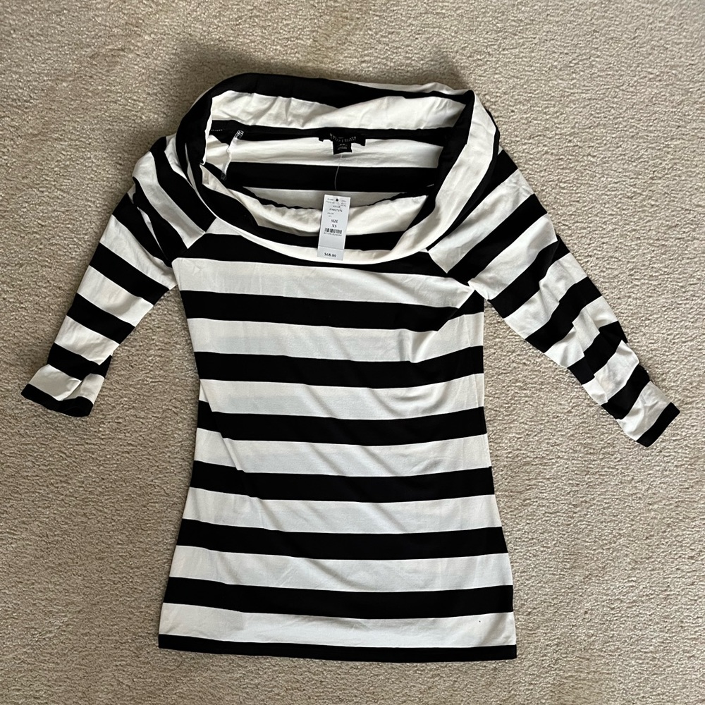 New trendy black and white knit top with 3/4 sleeves